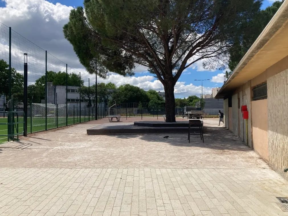 Abords du terrain de football et bâtiment existant