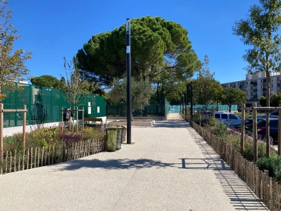 Promenade plantée et corbeille de propreté