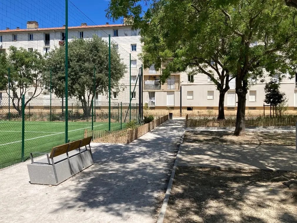 Allée piétonne et banc près du stade